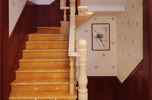 镇巴中式别墅室内汉白玉石楼梯的定制安装装饰效果